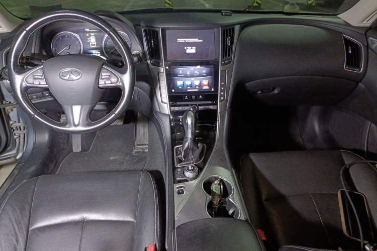 Used Infiniti Q50L 2015 2.0T Enjoyment Edition Center Console