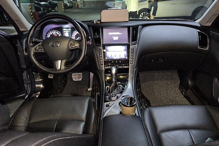 Used Infiniti Q50L 2015 2.0T Enjoyment Edition Center Console