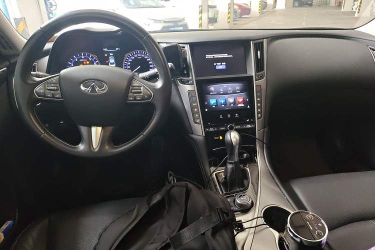 Used Infiniti Q50L 2015 2.0T Enjoyment Edition Center Console