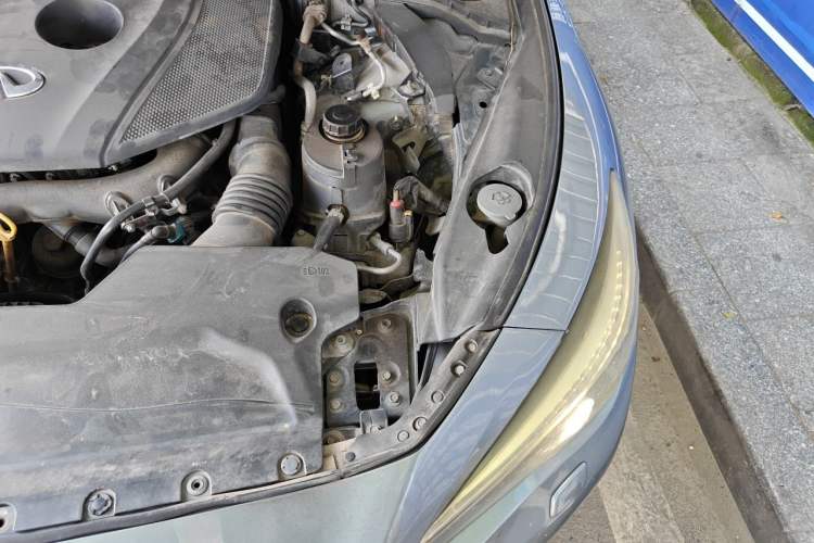 Used Infiniti Q50L 2015 2.0T Enjoyment Edition Engine Bay Left