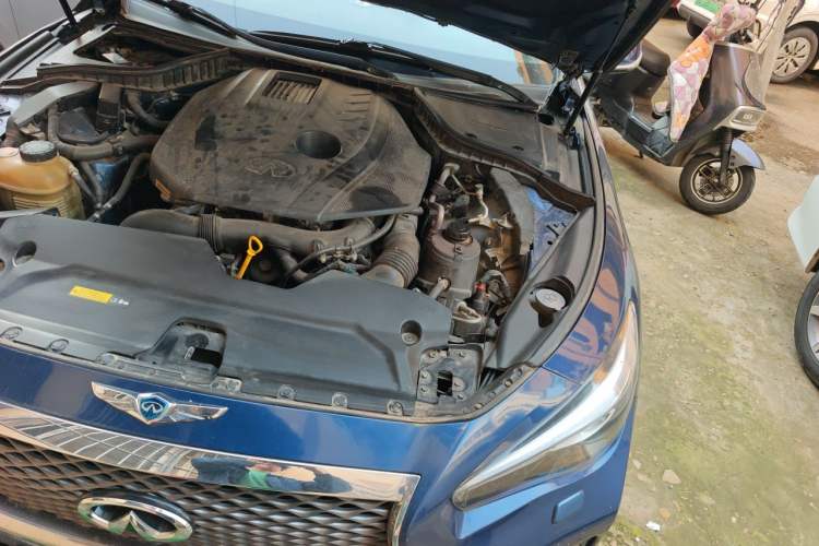 Used Infiniti Q50L 2015 2.0T Enjoyment Edition Engine Bay Left