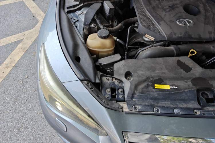 Used Infiniti Q50L 2015 2.0T Enjoyment Edition Engine Bay Right