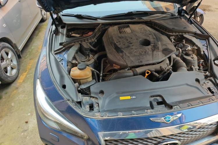 Used Infiniti Q50L 2015 2.0T Enjoyment Edition Engine Bay Right