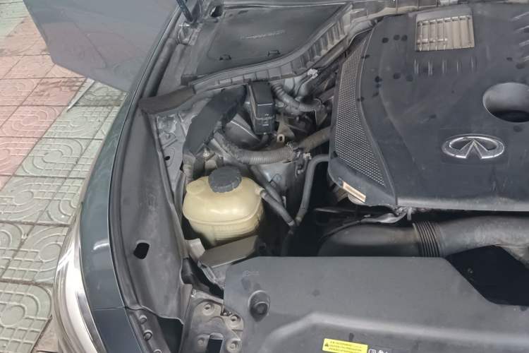 Used Infiniti Q50L 2015 2.0T Enjoyment Edition Engine Bay Right