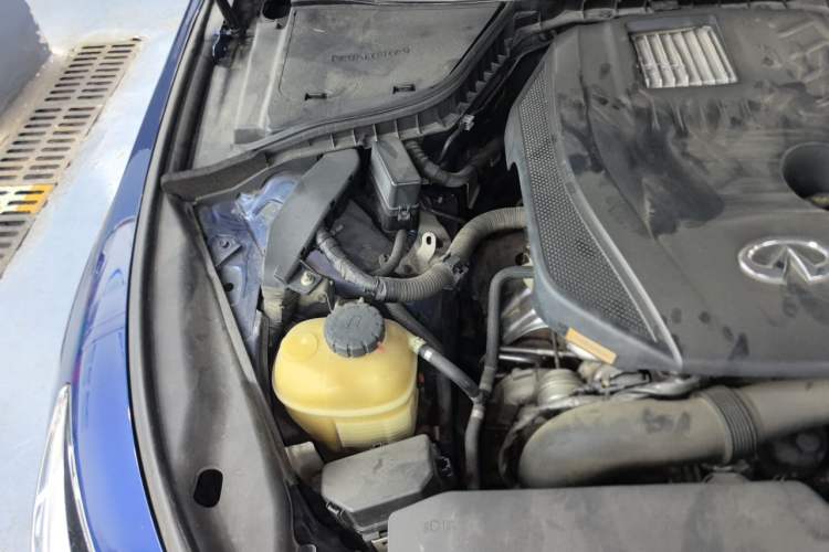 Used Infiniti Q50L 2015 2.0T Enjoyment Edition Engine Bay Right