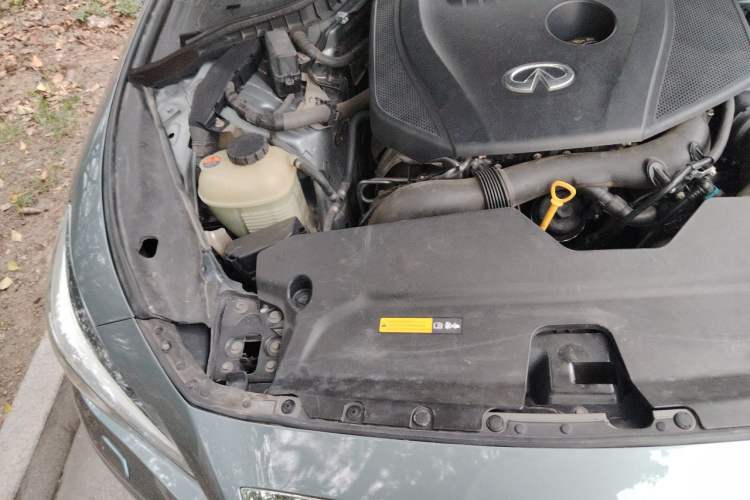 Used Infiniti Q50L 2015 2.0T Enjoyment Edition Engine Bay Right