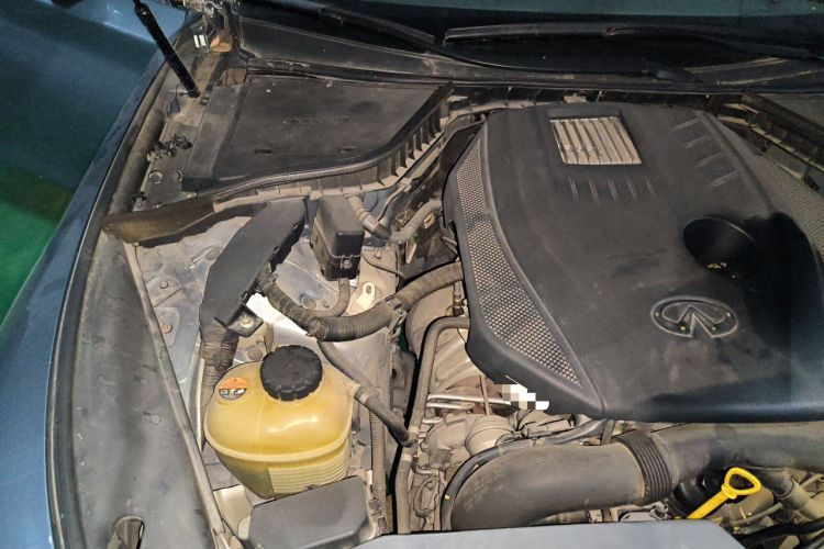 Used Infiniti Q50L 2015 2.0T Enjoyment Edition Engine Bay Right