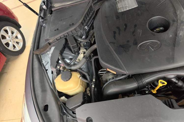 Used Infiniti Q50L 2015 2.0T Comfort Edition Engine Bay Right