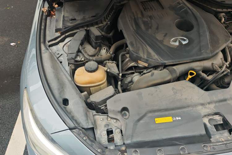 Used Infiniti Q50L 2015 2.0T Enjoyment Edition Engine Bay Right