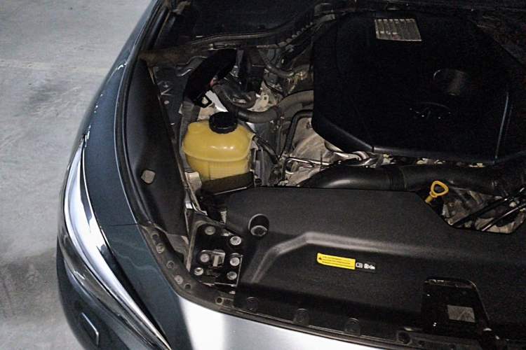 Used Infiniti Q50L 2015 2.0T Enjoyment Edition Engine Bay Right