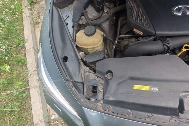 Used Infiniti Q50L 2015 2.0T Sport Edition Engine Bay Right