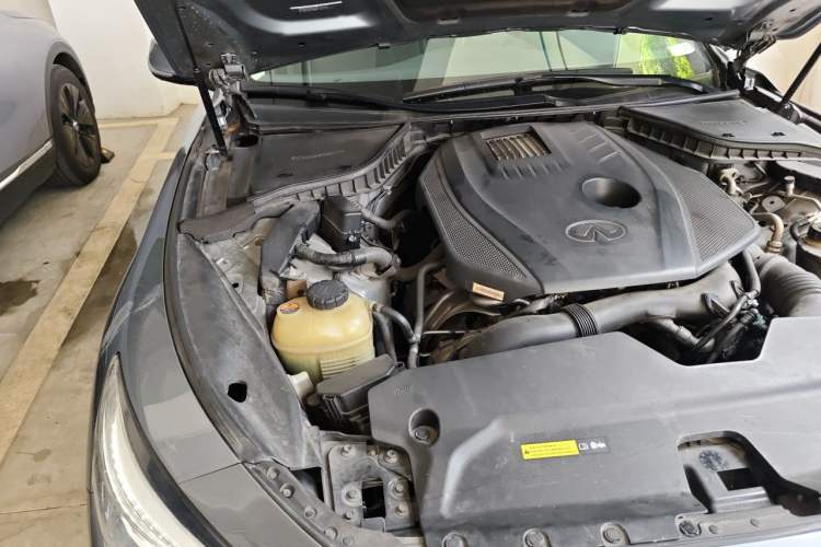 Used Infiniti Q50L 2015 2.0T Enjoyment Edition Engine Bay Right