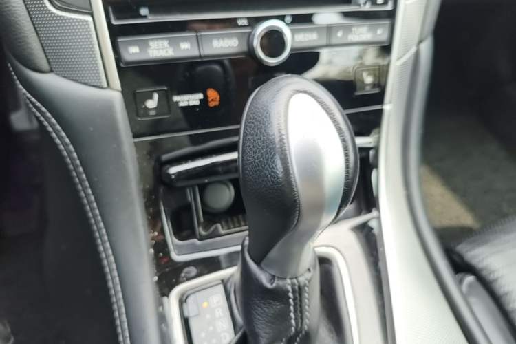 Used Infiniti Q50L 2015 2.0T Sport Edition Gear Lever