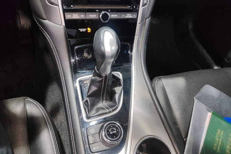 Used Infiniti Q50L 2015 2.0T Enjoyment Edition Gear Lever