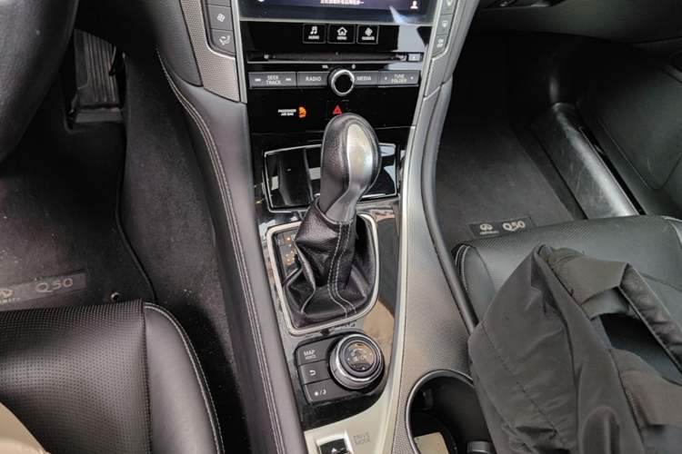 Used Infiniti Q50L 2015 2.0T Enjoyment Edition Gear Lever