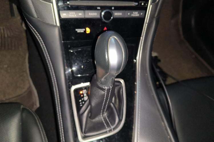 Used Infiniti Q50L 2015 2.0T Enjoyment Edition Gear Lever