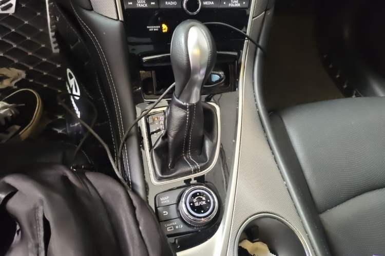 Used Infiniti Q50L 2015 2.0T Enjoyment Edition Gear Lever