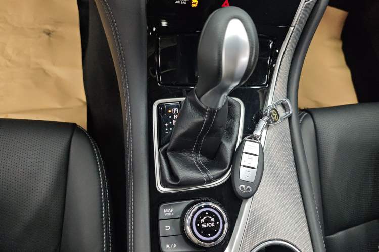Used Infiniti Q50L 2015 2.0T Enjoyment Edition Gear Lever