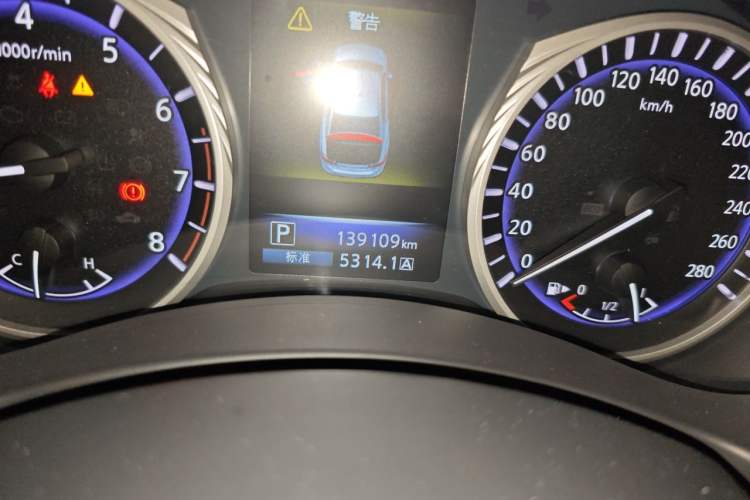 Used Infiniti Q50L 2015 2.0T Enjoyment Edition Odometer Close Up