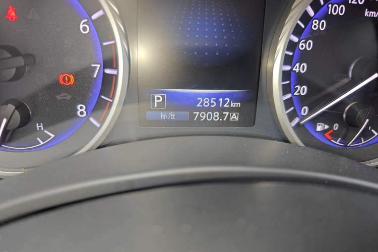 Used Infiniti Q50L 2015 2.0T Comfort Edition Odometer Close Up