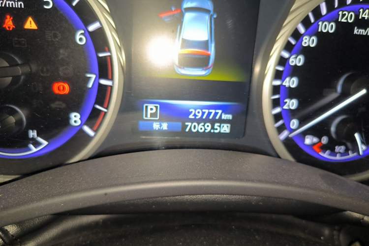 Used Infiniti Q50L 2015 2.0T Enjoyment Edition Odometer Close Up