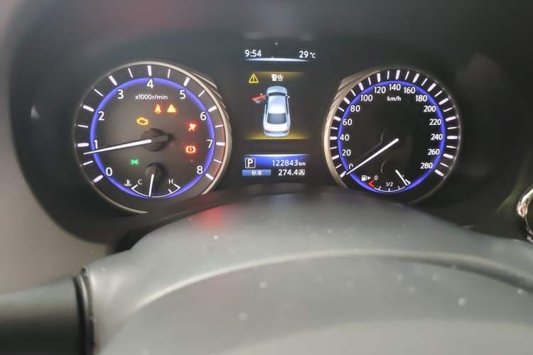 Used Infiniti Q50L 2015 2.0T Enjoyment Edition Odometer Close Up