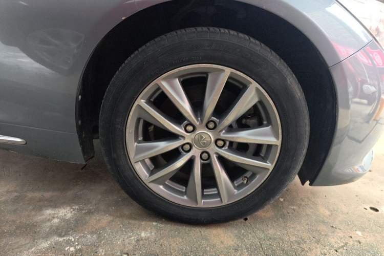 Used Infiniti Q50L 2015 2.0T Comfort Edition Right Front Wheel Hub