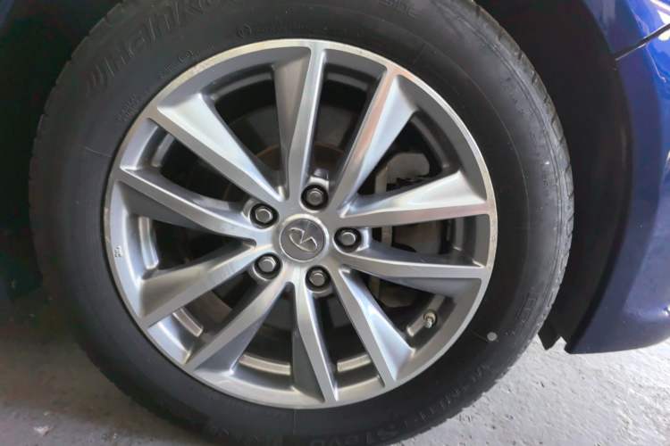 Used Infiniti Q50L 2015 2.0T Comfort Edition Right Front Wheel Hub