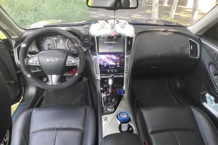 Used Infiniti Q50L 2015 2.0T Enjoyment Edition Center Console