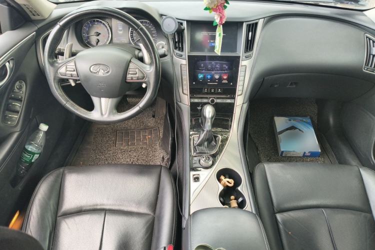 Used Infiniti Q50L 2015 2.0T Enjoyment Edition Center Console