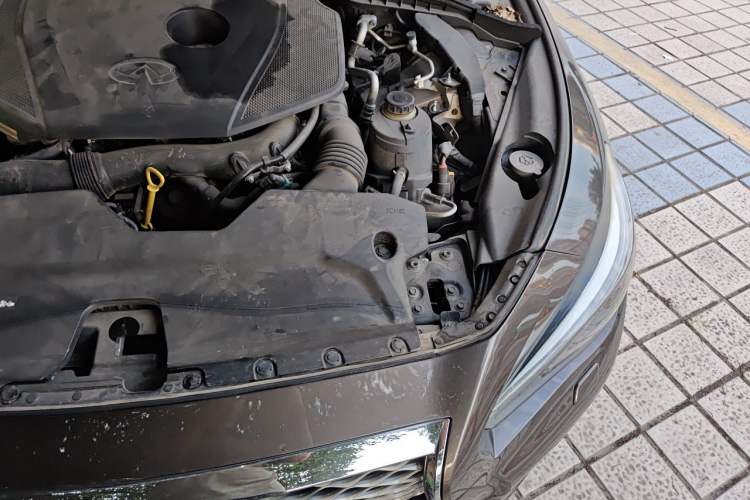 Used Infiniti Q50L 2015 2.0T Enjoyment Edition Engine Bay Left