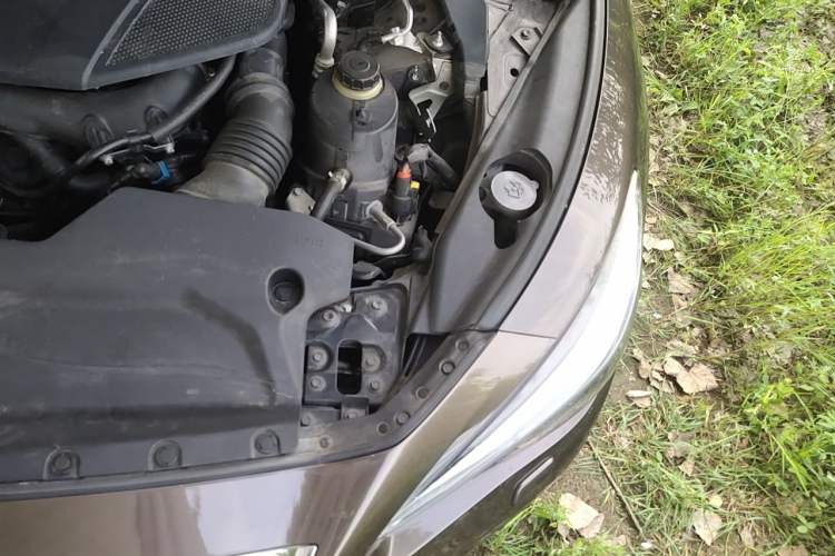 Used Infiniti Q50L 2015 2.0T Enjoyment Edition Engine Bay Left
