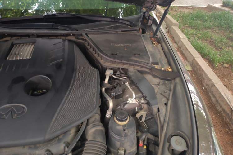 Used Infiniti Q50L 2015 2.0T Luxury Edition Engine Bay Left