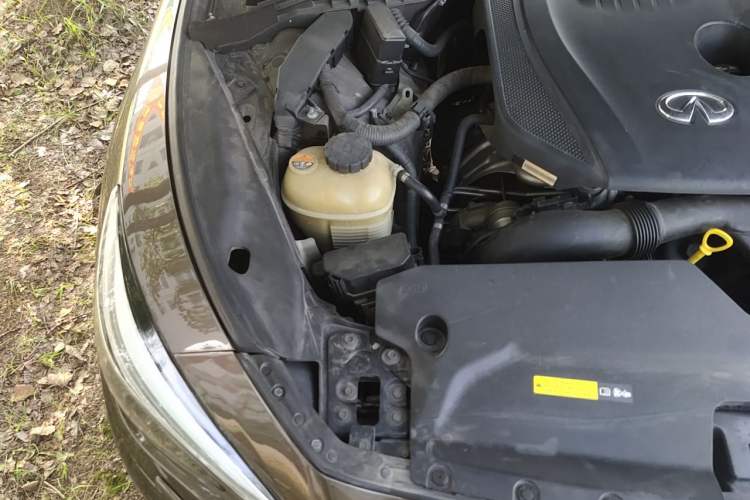 Used Infiniti Q50L 2015 2.0T Enjoyment Edition Engine Bay Right