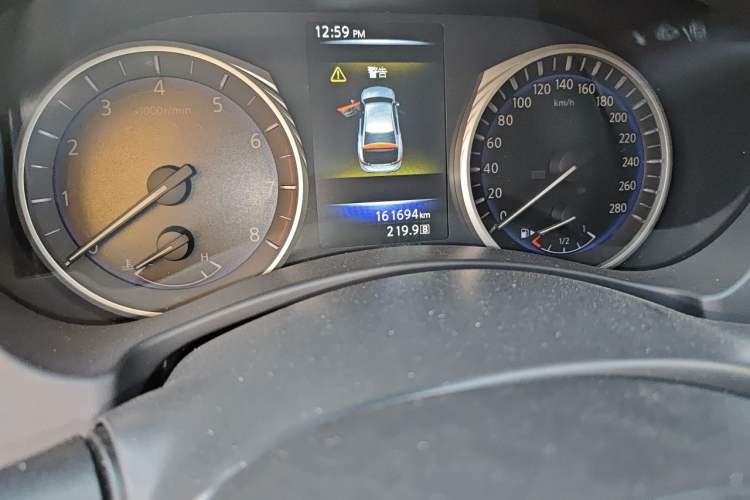 Used Infiniti Q50L 2015 2.0T Enjoyment Edition Odometer Close Up