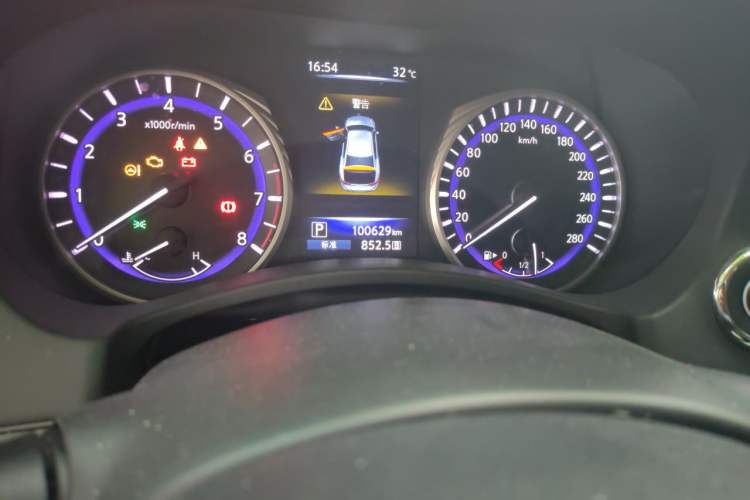 Used Infiniti Q50L 2015 2.0T Luxury Edition Odometer Close Up