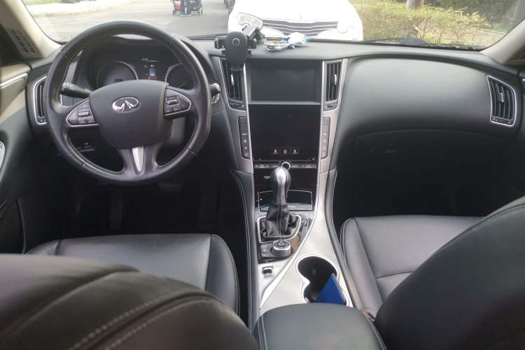 Used Infiniti Q50L 2015 2.0T Enjoyment Edition Center Console
