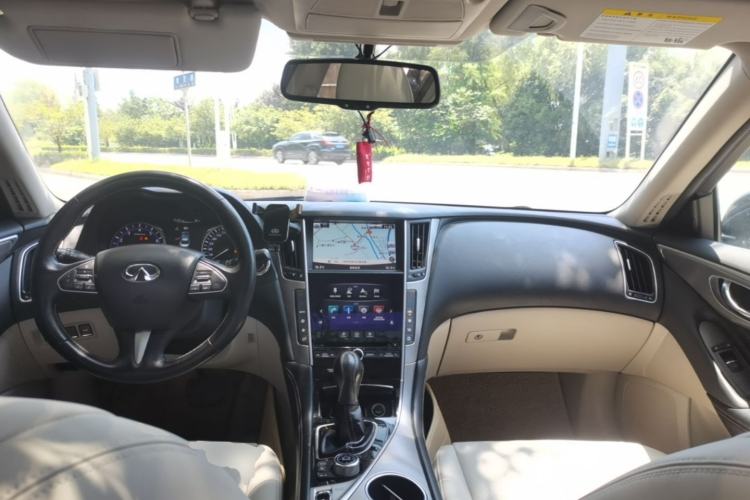 Used Infiniti Q50L 2015 2.0T Enjoyment Edition Center Console