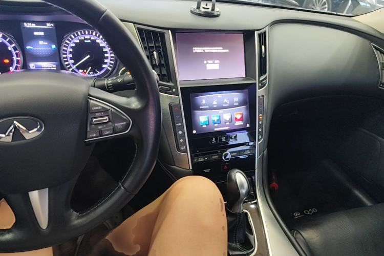 Used Infiniti Q50L 2015 2.0T Enjoyment Edition Center Console
