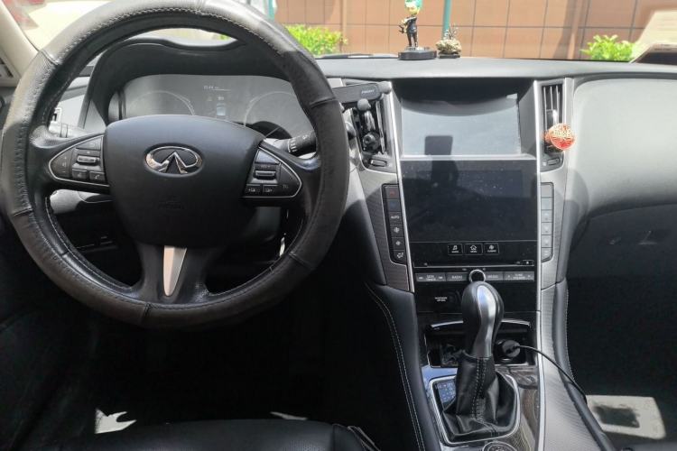 Used Infiniti Q50L 2015 2.0T Enjoyment Edition Center Console