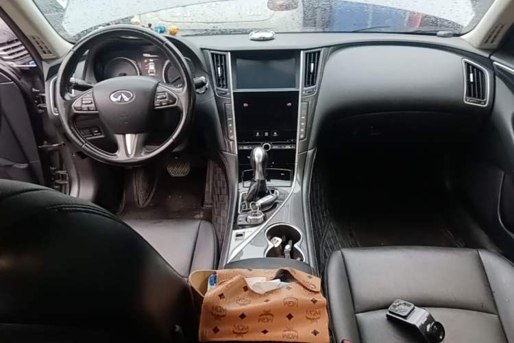 Used Infiniti Q50L 2015 2.0T Comfort Edition Center Console