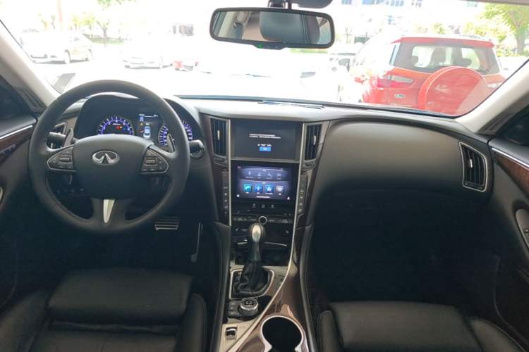 Used Infiniti Q50L 2015 2.0T Luxury Sport Edition Center Console