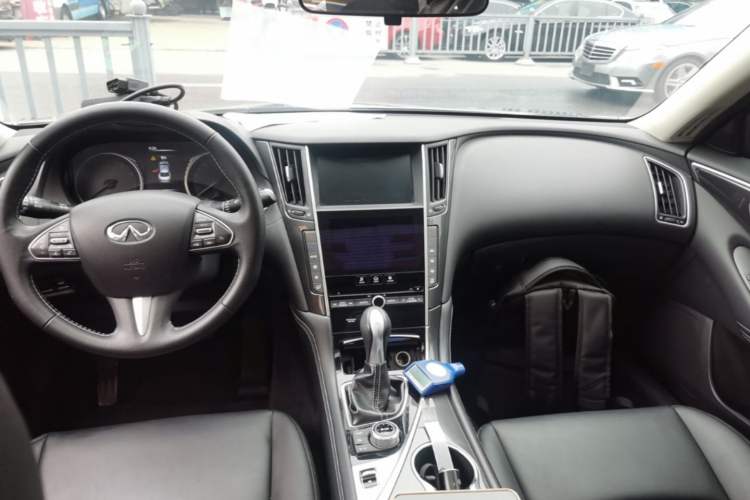 Used Infiniti Q50L 2015 2.0T Comfort Edition Center Console