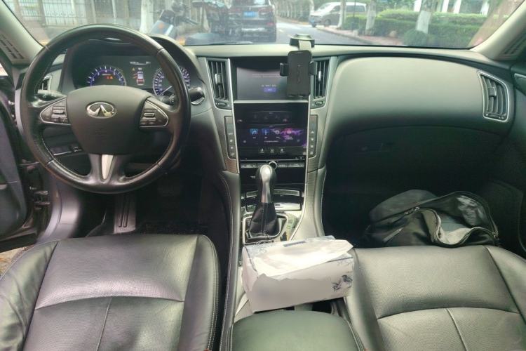 Used Infiniti Q50L 2015 2.0T Enjoyment Edition Center Console