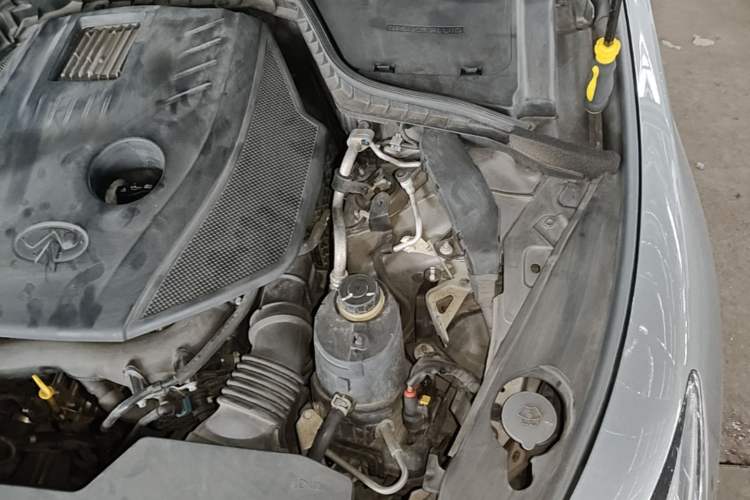 Used Infiniti Q50L 2015 2.0T Enjoyment Edition Engine Bay Left