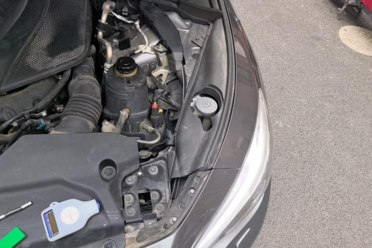 Used Infiniti Q50L 2015 2.0T Enjoyment Edition Engine Bay Left