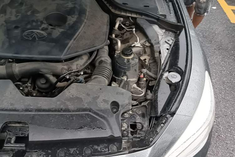 Used Infiniti Q50L 2015 2.0T Comfort Edition Engine Bay Left