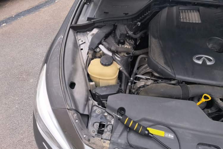Used Infiniti Q50L 2015 2.0T Enjoyment Edition Engine Bay Right