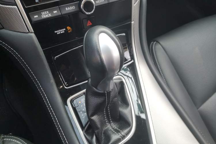 Used Infiniti Q50L 2015 2.0T Enjoyment Edition Gear Lever