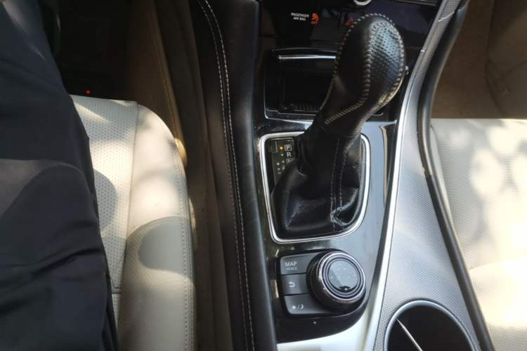 Used Infiniti Q50L 2015 2.0T Enjoyment Edition Gear Lever